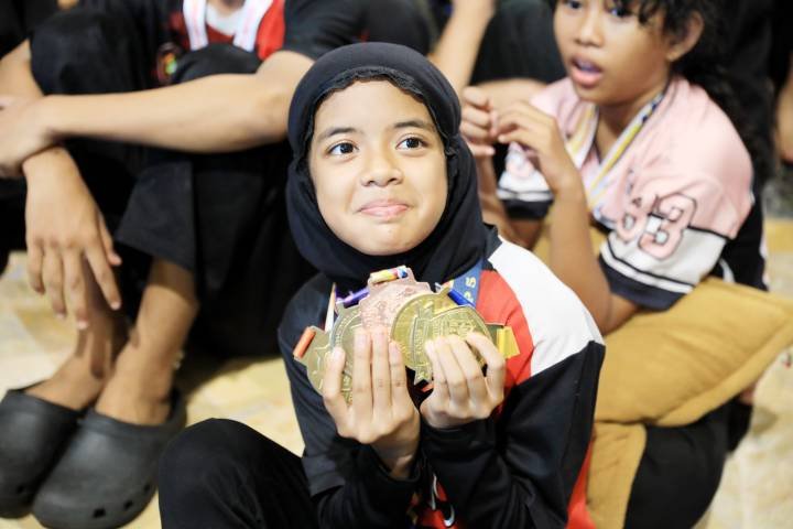 Seorang pesilat muda dengan bangga menunjukkan medali yang berhasil diraihnya usai acara penutupan Silat Benteng Cisadane Championship (SBCC) Kids II Tingkat Nasional | Foto: Dok Prokopim Kota Tangerang
