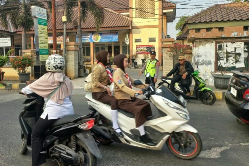 Suasana kepadatan lalu lintas di wilayah hukum Polsek Mauk, Polresta Tangerang, Polda Banten