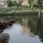 Seorang pengunjung sedang asik memainkan kail menunggu ikan menyambar di Pondok Mancing Cukanggalih | Foto: Dok. Widi Hatmoko