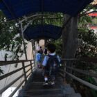Salah satu pelajar memanfaatkan JPO yang berlokasi di Jalan M.H Thamrin Kota Tangerang | Foto: Diskominfo Kota Tangerang