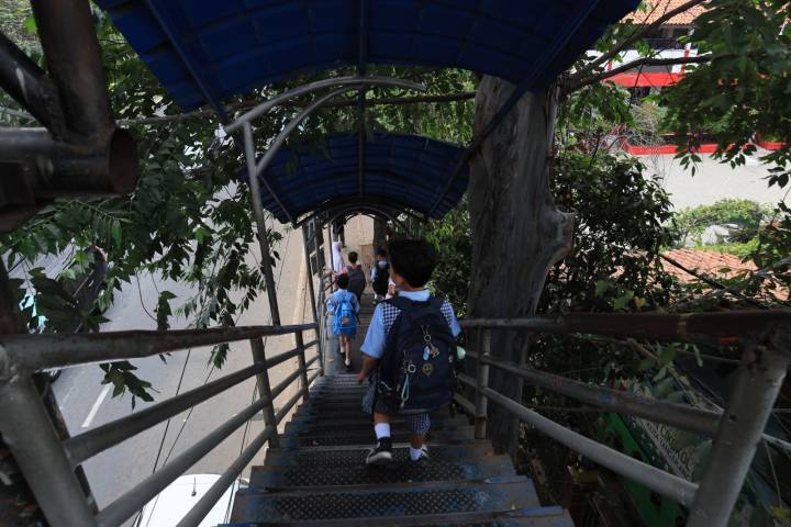 Salah satu pelajar memanfaatkan JPO yang berlokasi di Jalan M.H Thamrin Kota Tangerang | Foto: Diskominfo Kota Tangerang