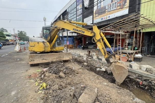 Pemkot Tangerang melakukan penataan trotoar di sepanjang Jalan Kiasnawi, Kelurahan Sukarasa, Kecamatan Tangerang, Kota Tangerang | Foto: Dok. Diskominfo Kota Tangerang
