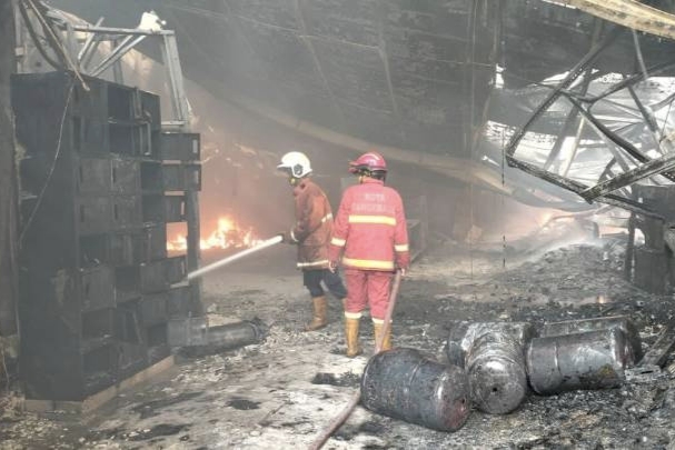 BPBD Kota Tangerang Terjunkan 60 Personel Damkar Tangani Kebakaran 9 Gudang di Jatiuwung | Foto: Dok. Pemkot Tangerang