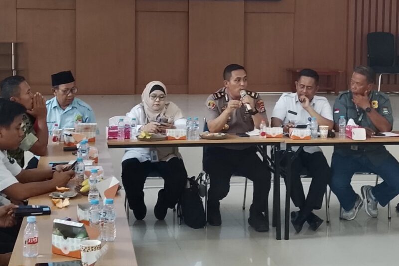 Kapolsek Panongan, Iptu Irruandy Aritonang, saat memberikan arahan dalam rapat koordinasi dan pembinaan wawasan kebangsaan yang digelar bersama unsur Forum Koordinasi Pimpinan Kecamatan (Forkopimcam) | Foto: Dok. Istimewa