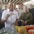 Wakil Menteri Pertanian Muhammad Saleh Mustafa saat meninjau pelaksanaan Gerakan Pangan Murah | Foto: Dok. Kementan
