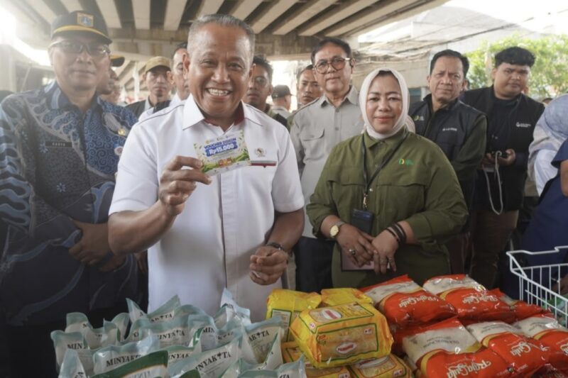 Wakil Menteri Pertanian Muhammad Saleh Mustafa saat meninjau pelaksanaan Gerakan Pangan Murah | Foto: Dok. Kementan