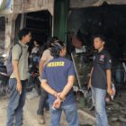Petugas kepolisian dari sektor Cikupa saat mendatangi lokasi kejadian di sebuah bengkel, di wilayah Sukamulya | Foto: Dok. Istimewa