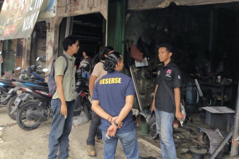 Petugas kepolisian dari sektor Cikupa saat mendatangi lokasi kejadian di sebuah bengkel, di wilayah Sukamulya | Foto: Dok. Istimewa