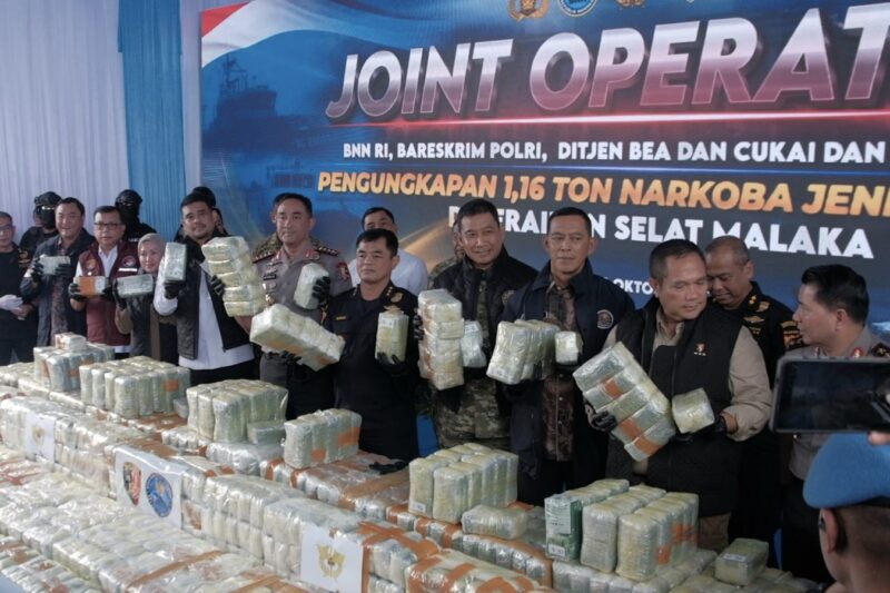 Barang bukti yang diperoleh dari kapal MT. Global 168 diperlihatkan kepada wartawan, Jumat, 23 Oktober 2026 | Foto: Dok. Istimewa