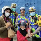 Petugas Satlantas Polresta Tangerang memberikan hadiah kepada pengendara yang tertib pada hari kelima Operasi Patuh Maung 2026 | Foto: Dok. Istimewa
