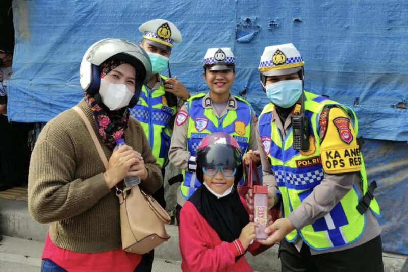 Petugas Satlantas Polresta Tangerang memberikan hadiah kepada pengendara yang tertib pada hari kelima Operasi Patuh Maung 2026 | Foto: Dok. Istimewa