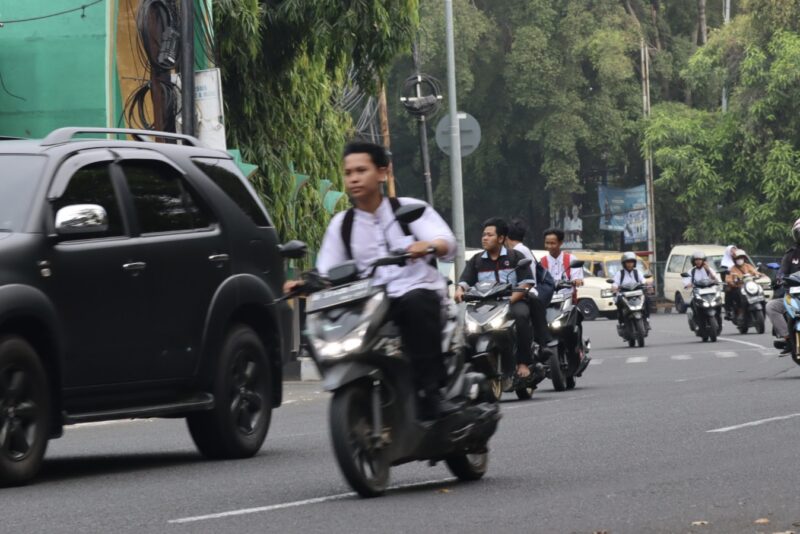 ILUSTRASI | Sejumlah anak sekolah mengendarai sepeda motor tanpa mengenakan helem di jalan raya padat kendaraan di Kota Tangerang | Foto: Dok. Widi. H