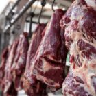 Pedagang daging sapi di Pasar Cikupa. Daging juga menjadi bagian penting dalam rantai pasok pangan | Foto: Dok. Widi Hatmoko