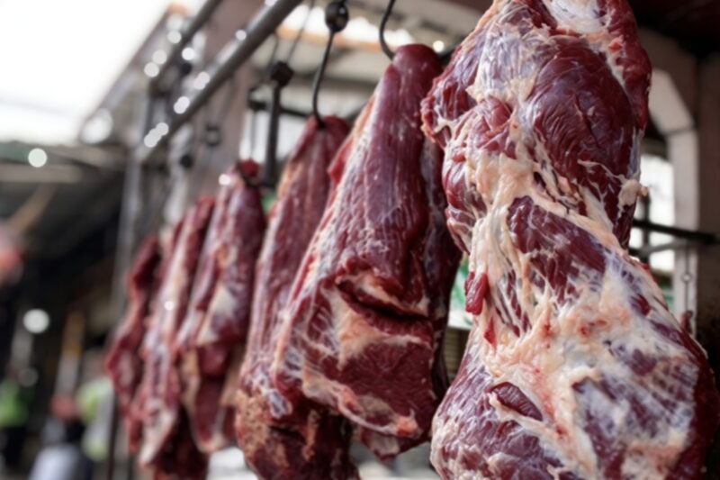 Pedagang daging sapi di Pasar Cikupa. Daging juga menjadi bagian penting dalam rantai pasok pangan | Foto: Dok. Widi Hatmoko