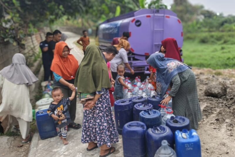 PT Aetra Air Tangerang mendistribusikan air bersih untuk warga terdampak kemarau panjang di wilayah Kecamatan Balaraja, Kabupaten Tangerang |  Foto: Dok. Istimewa